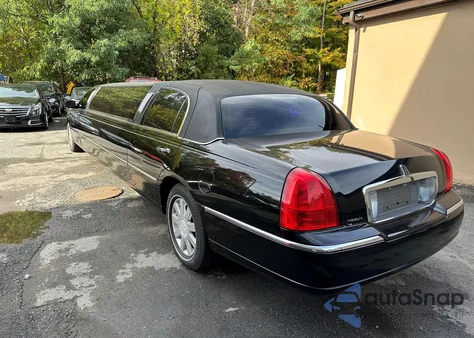 2005 Lincoln Town Car Executive from USA, damaged, VIN 1L1FM88W85Y654529